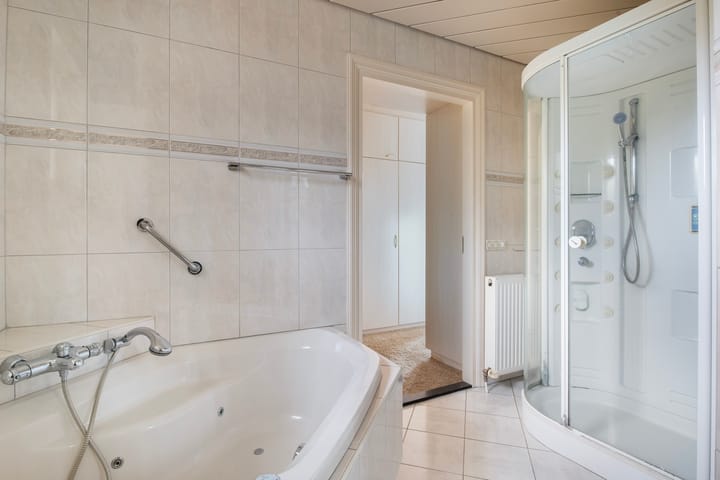 Photo 24 of Peuscher 4