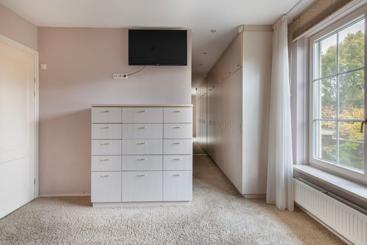 Photo 33 of Peuscher 4