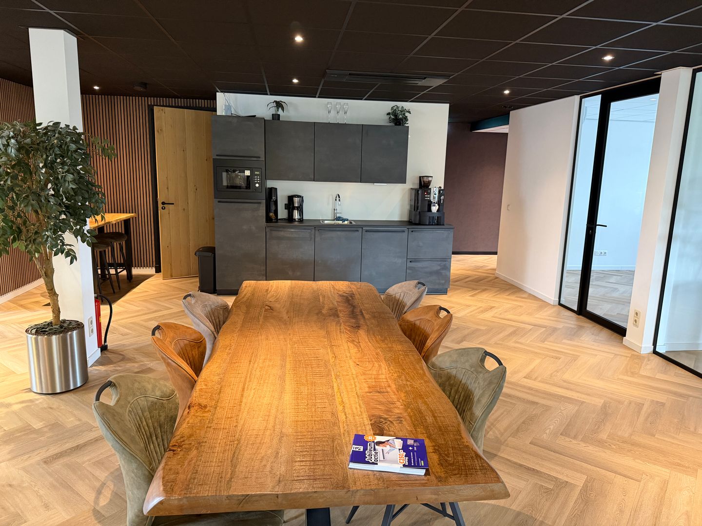 View photo 2 of Hoorn 99