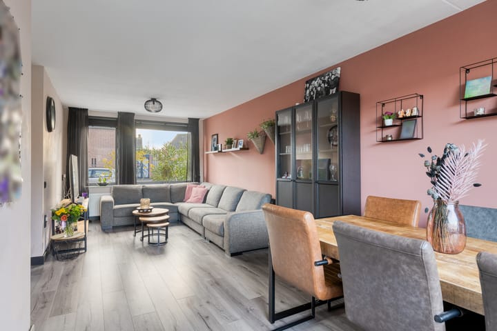 Photo 2 of Meidoornstraat 5