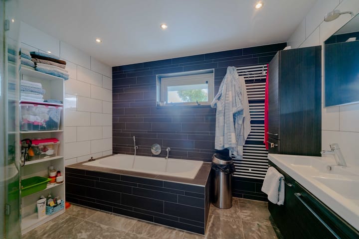 Photo 19 of Molefinne 42