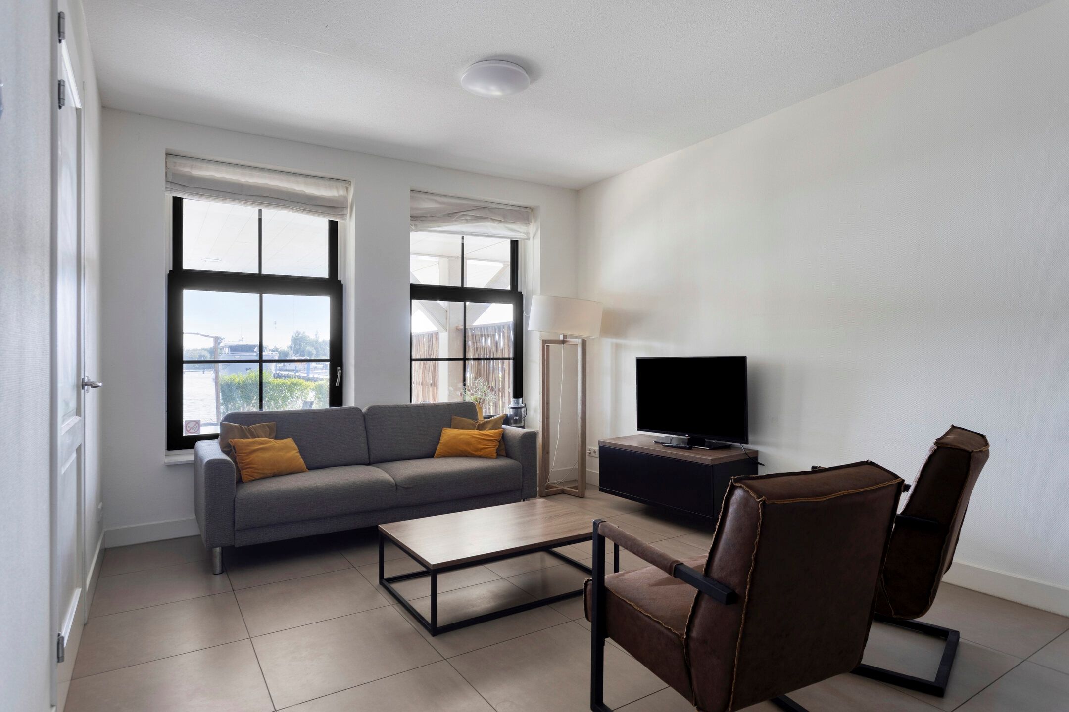 2-bedroom freehold villa in Uitdam — photo 4 of 5