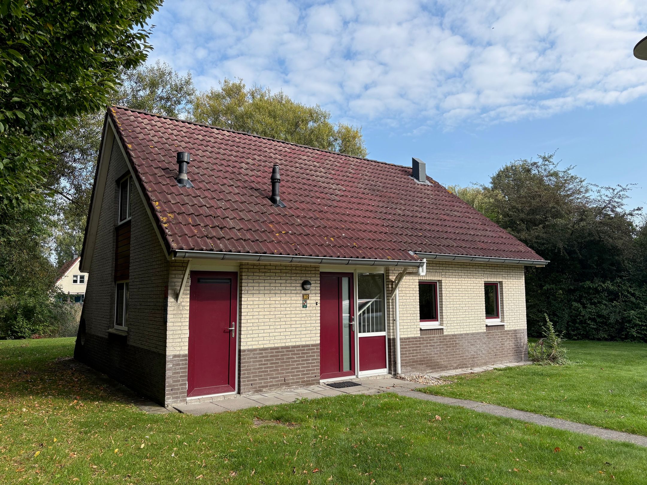3-bedroom freehold villa in Emmen — photo 1 of 5