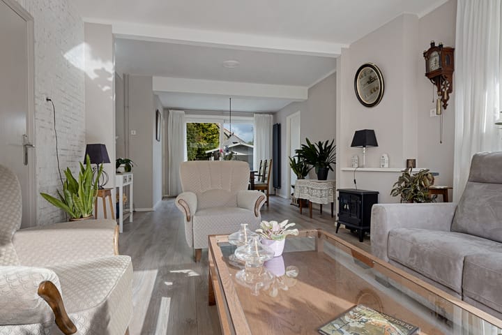 Photo 7 of Anna van Ewsumstraat 11