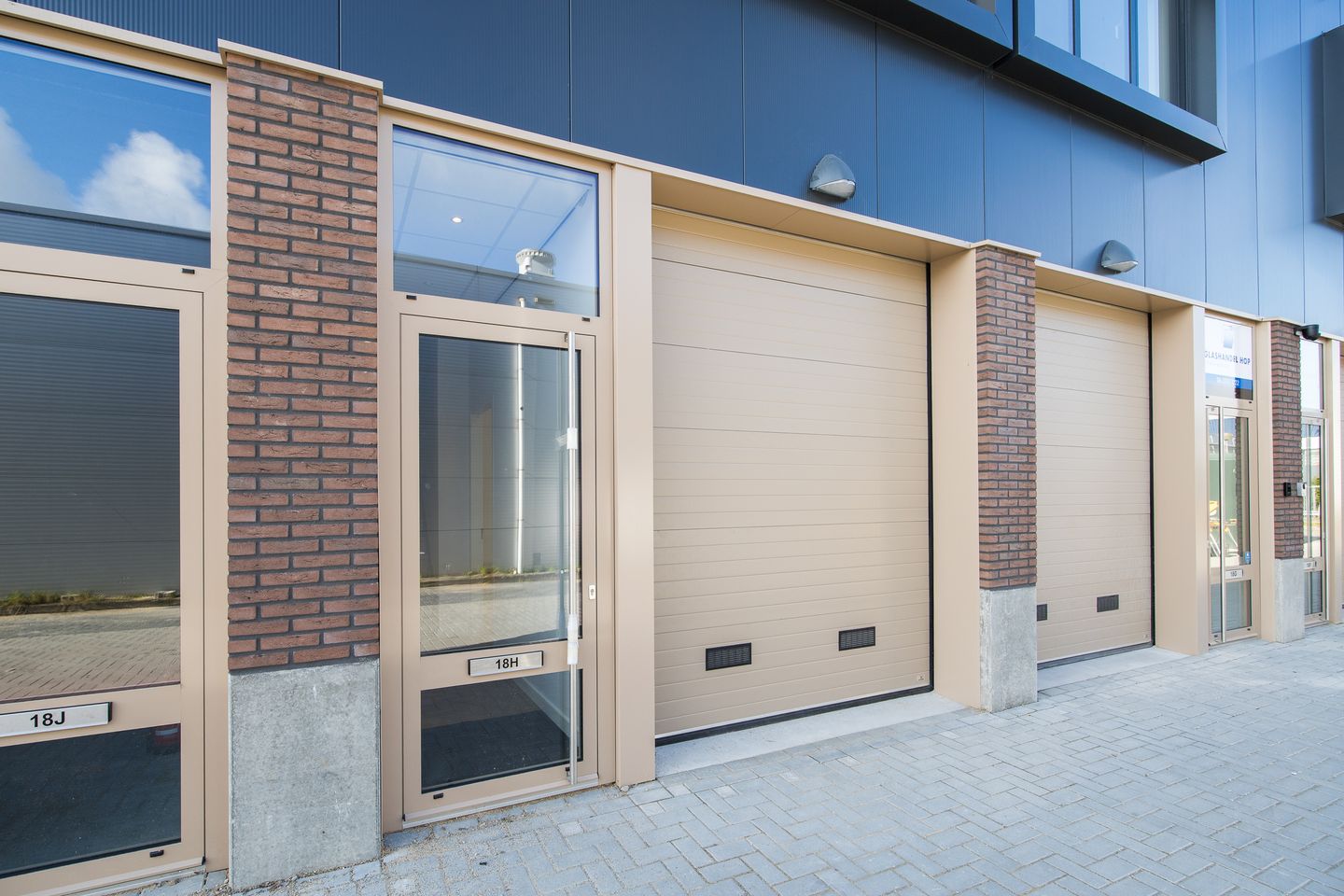 View photo 4 of Spaceshuttle 18-H