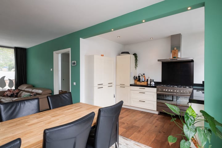 Photo 9 of Mr. Treubstraat 10