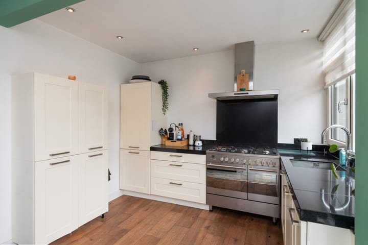 Photo 10 of Mr. Treubstraat 10