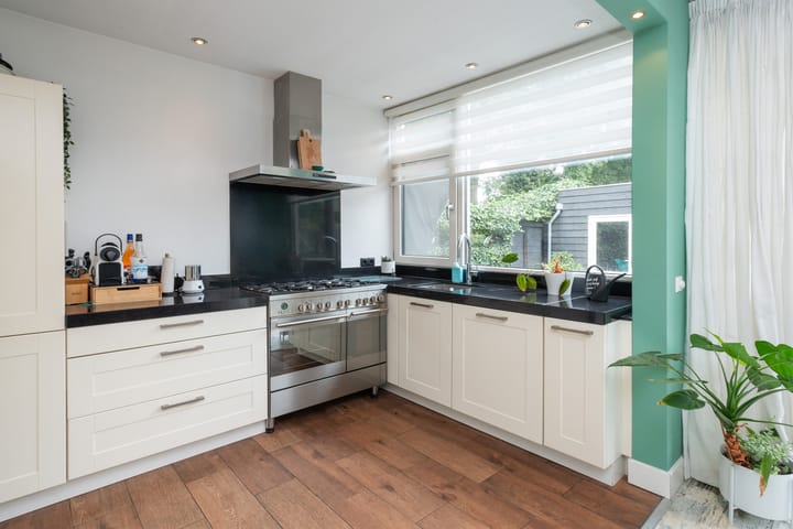 Photo 11 of Mr. Treubstraat 10