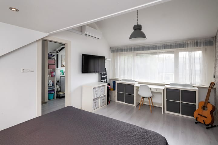 Photo 22 of Mr. Treubstraat 10