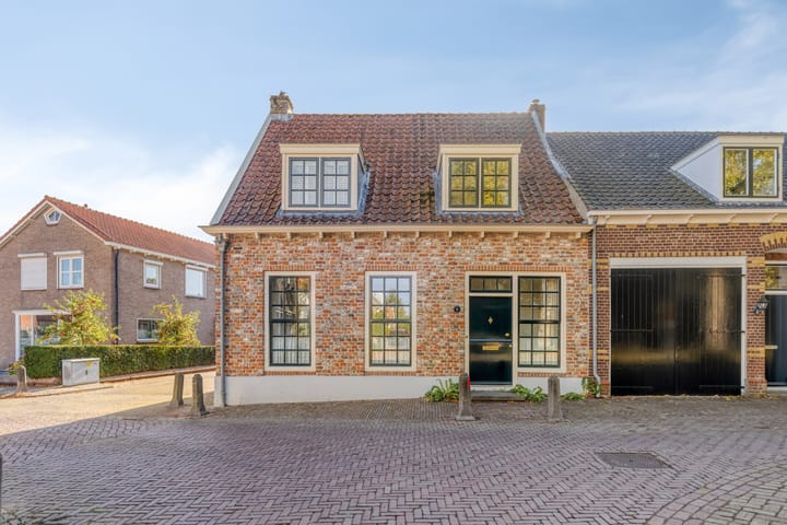 Foto 2 van Dorpsplein 4