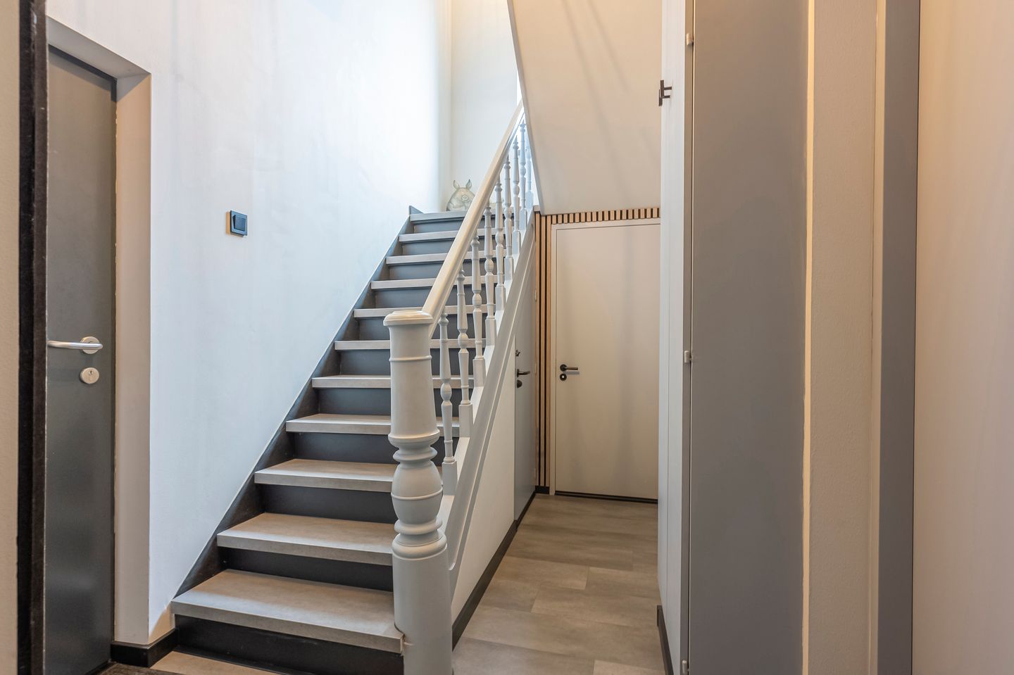 Photo 10 of Meuserstraat 72