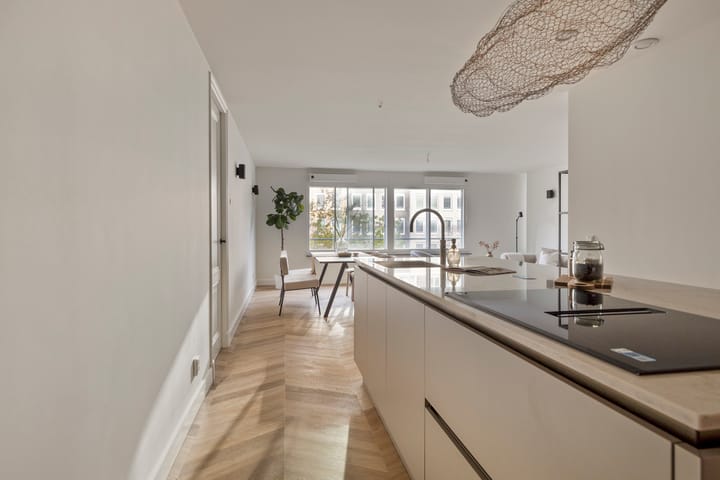 Photo 10 of Valkenburgerstraat 211