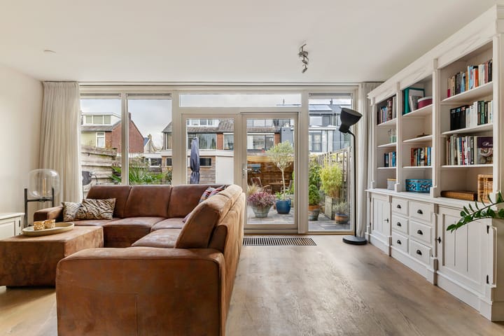 Photo 2 of Van Koetsveldstraat 12