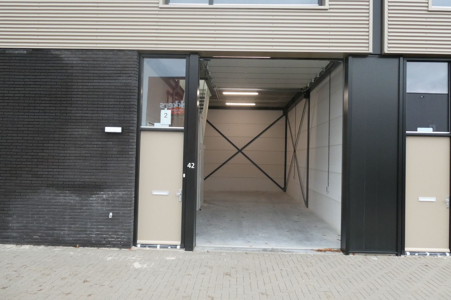 Bekijk foto 2 van John F. Kennedylaan 42