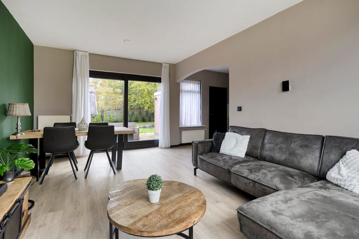 Photo 2 of Burgemeester van Bakkeneslaan 12