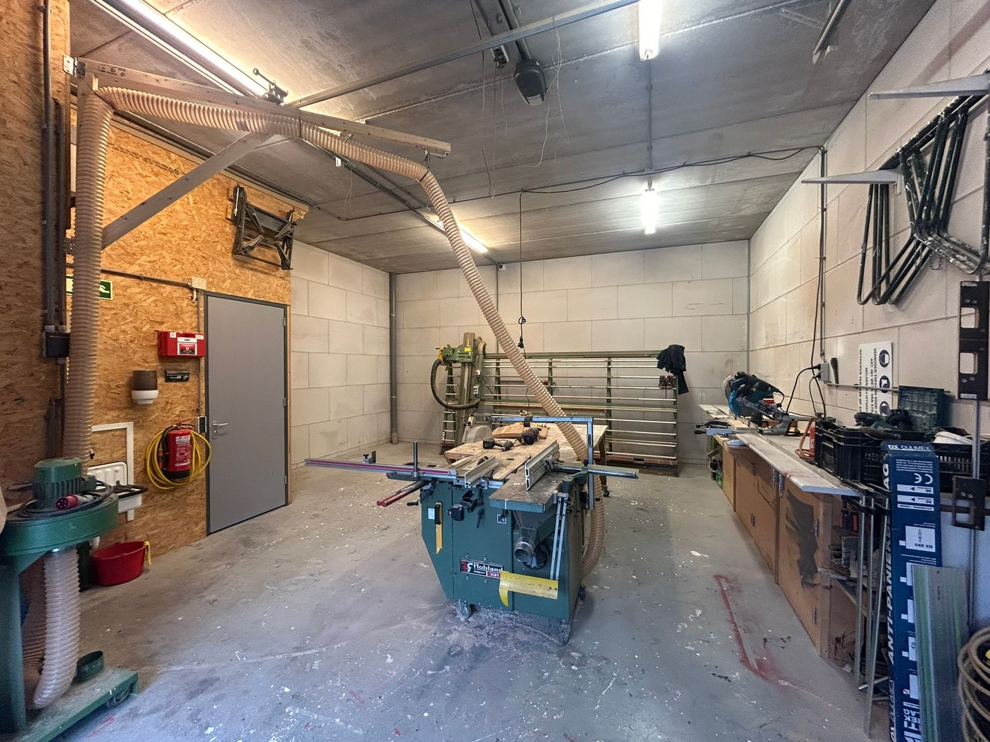 View photo 2 of Honderdland 346