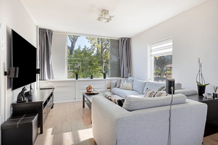 Photo 11 of J M vd Lugt Melsertln 11