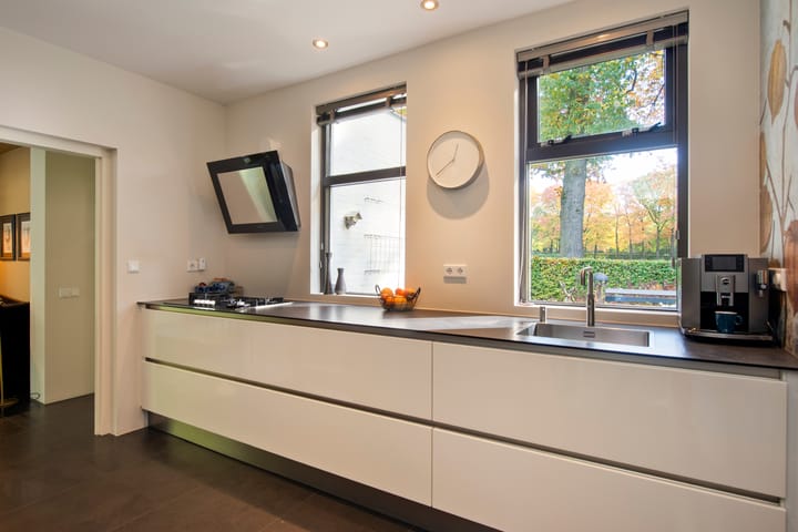 Foto 14 van van Limburg Stirumweg 28