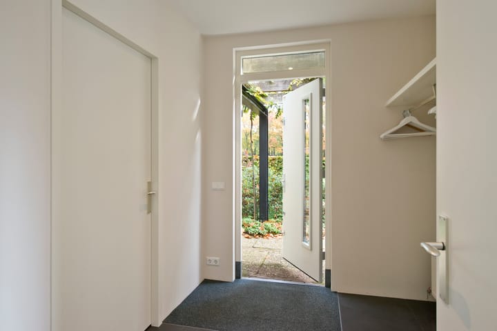 Foto 16 van van Limburg Stirumweg 28