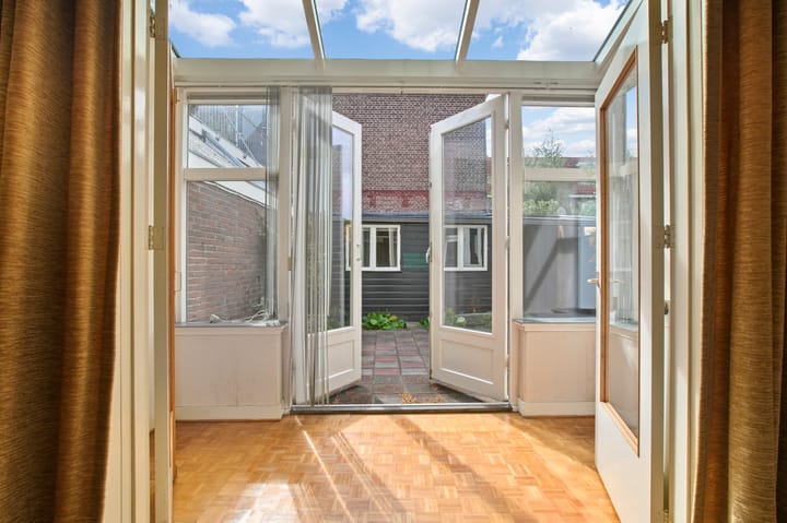 Photo 8 of Floresstraat 98