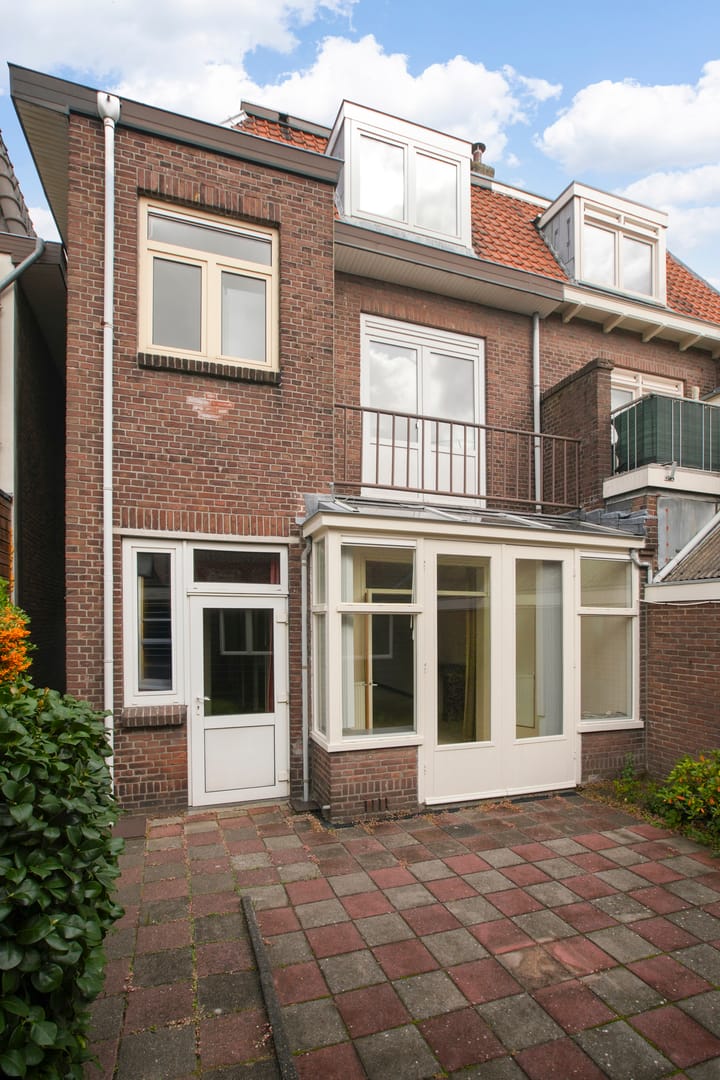 Photo 12 of Floresstraat 98