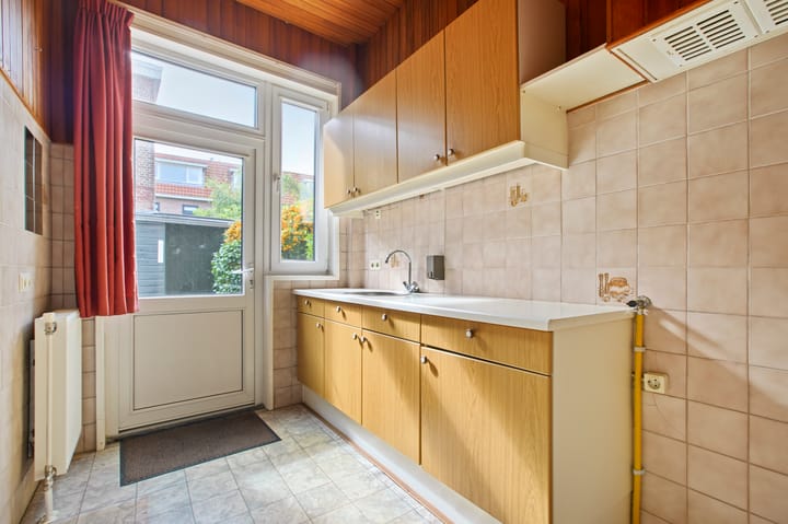 Photo 14 of Floresstraat 98