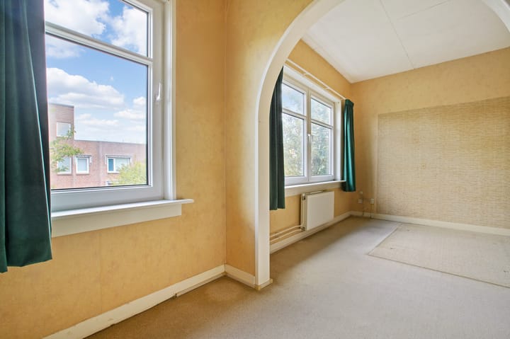 Photo 18 of Floresstraat 98