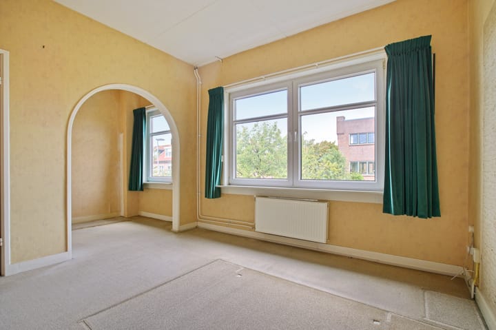 Photo 17 of Floresstraat 98