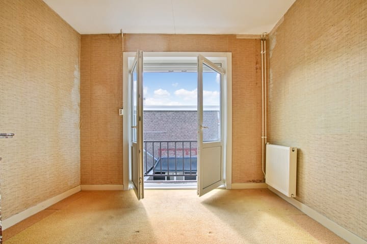 Photo 23 of Floresstraat 98