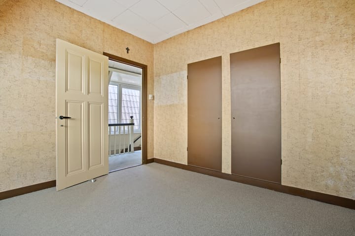 Photo 34 of Floresstraat 98