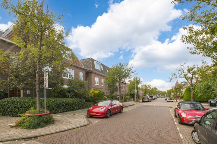 Photo 37 of Floresstraat 98