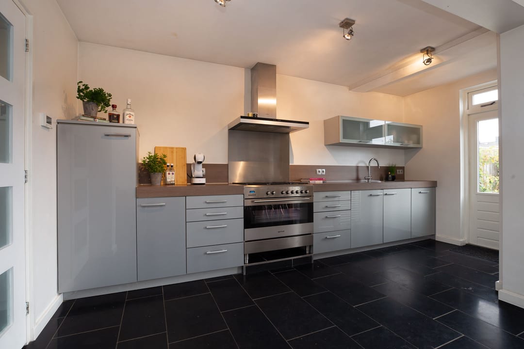 Photo 17 of Leliestraat 33