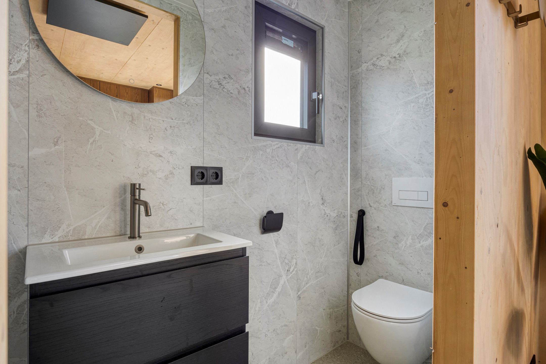 Photo 15 of Rijnbandijk 10-70