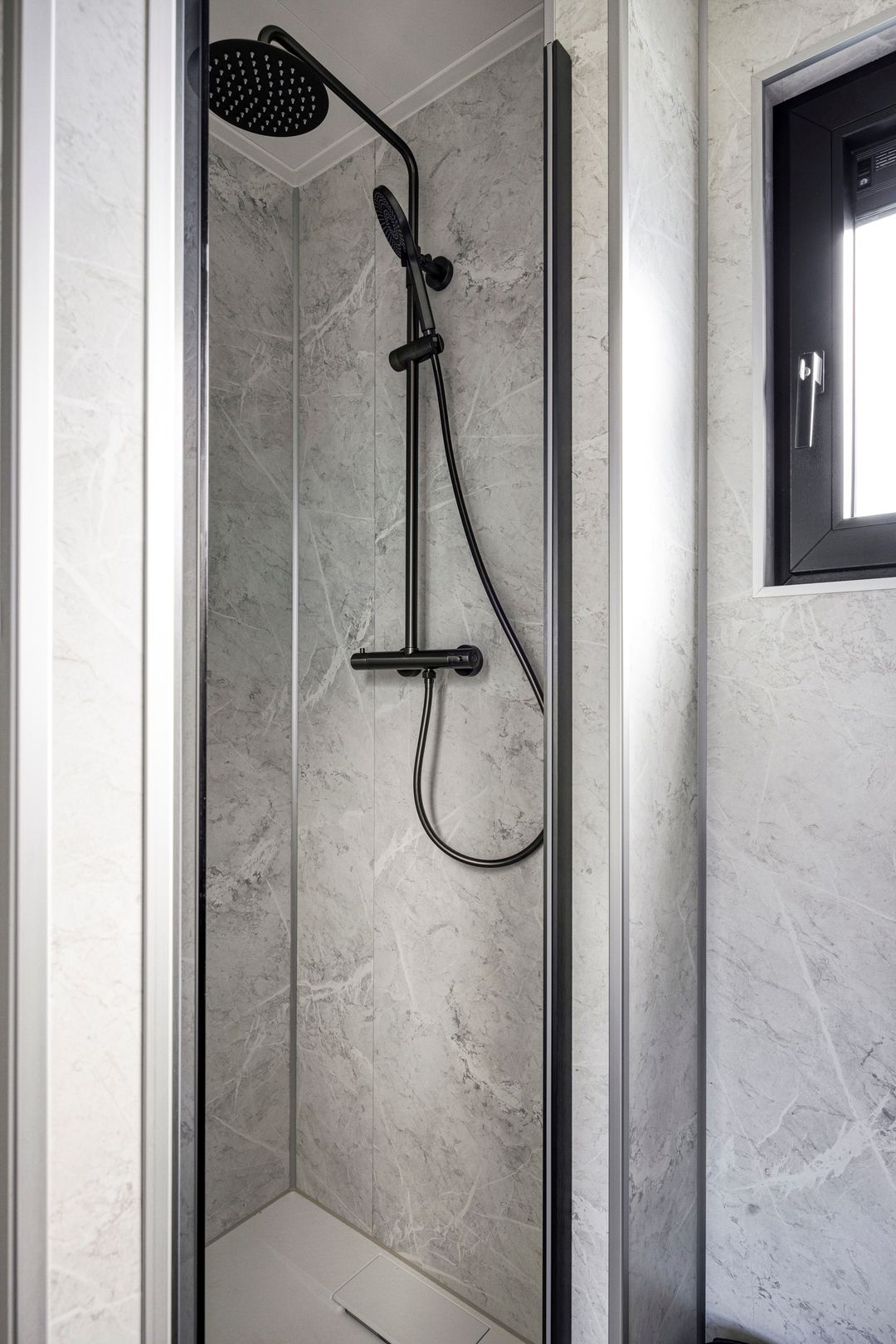 Photo 22 of Rijnbandijk 10-70