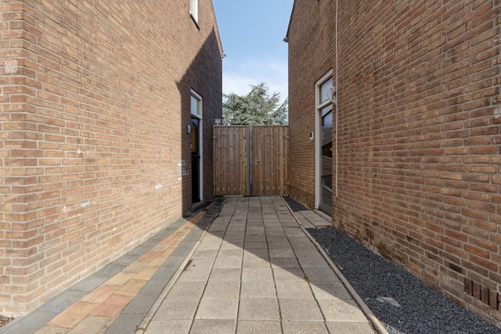 Photo 2 of van Tienhovenstraat 7