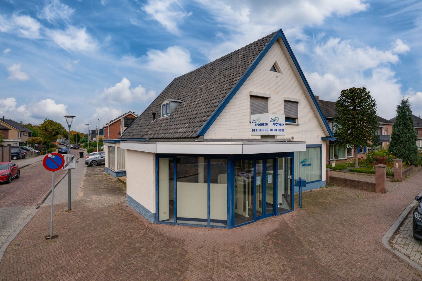 View photo 2 of Spoorstraat 28