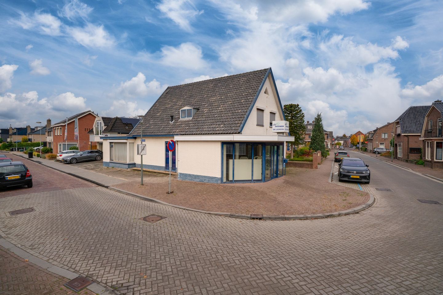 View photo 3 of Spoorstraat 28