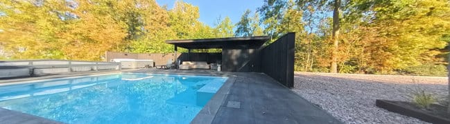 Tuin met zwembad en jacuzzi