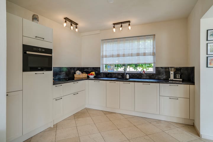 Photo 9 of Hubertusstraat 25