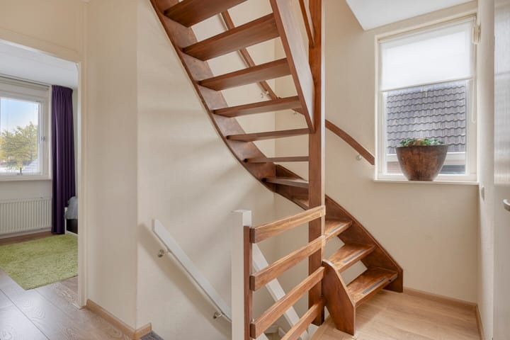 Foto 17 van Marthalaan 16