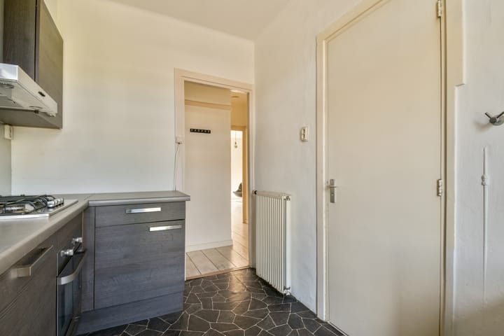 Photo 10 of Jan van Galenstraat 82-2