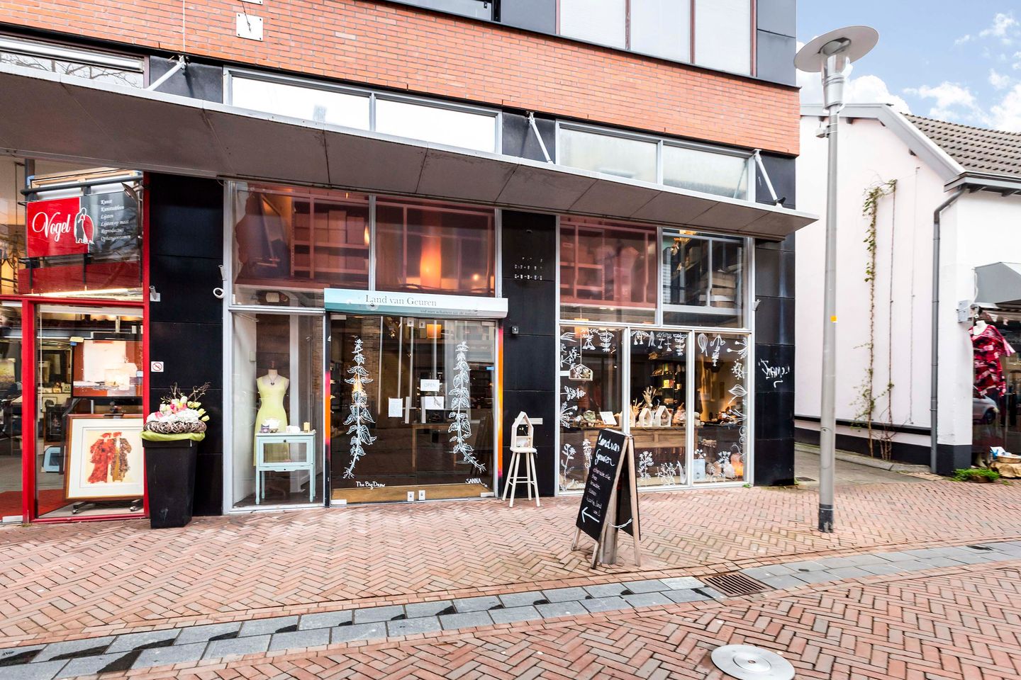 View photo 2 of Beekstraat 1-B