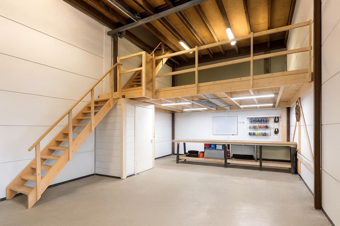 View photo 3 of Gessel 49