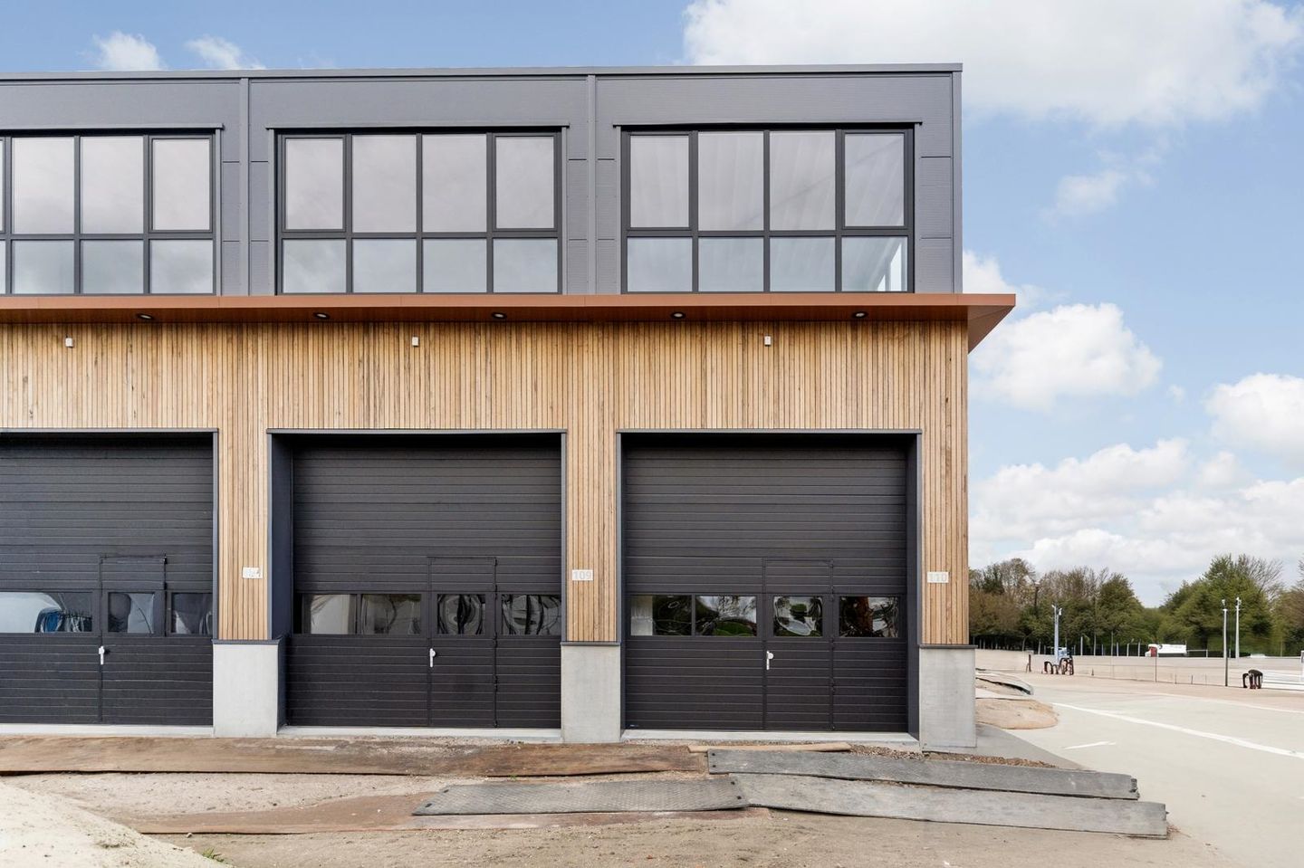 View photo 1 of Deltageul 110