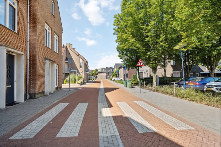 Photo 37 of Bernhardstraat 24