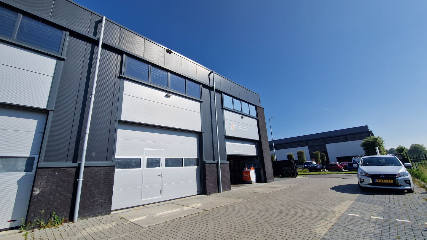 View photo 2 of Tomatenmarkt 52-B