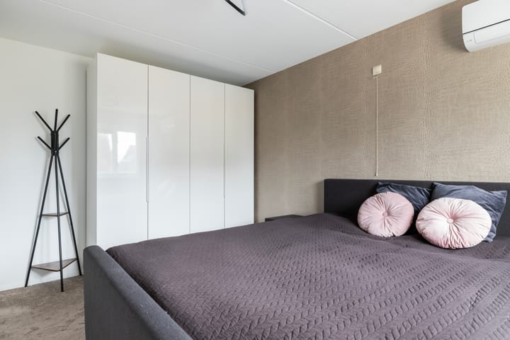 Photo 20 of Sleper 29