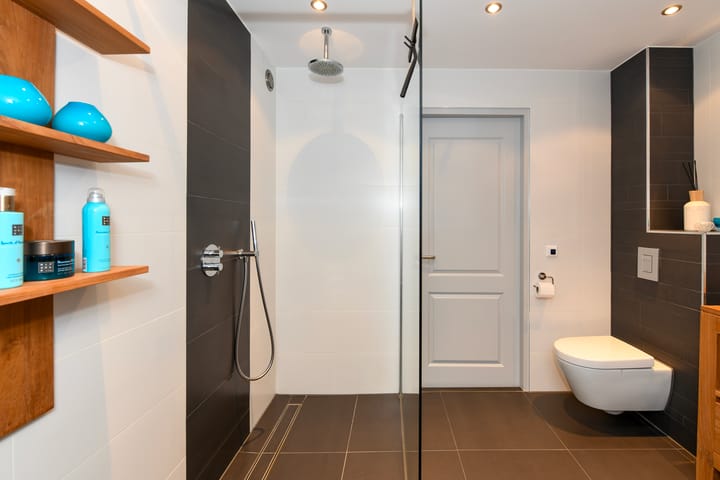 Photo 33 of Corridor 18