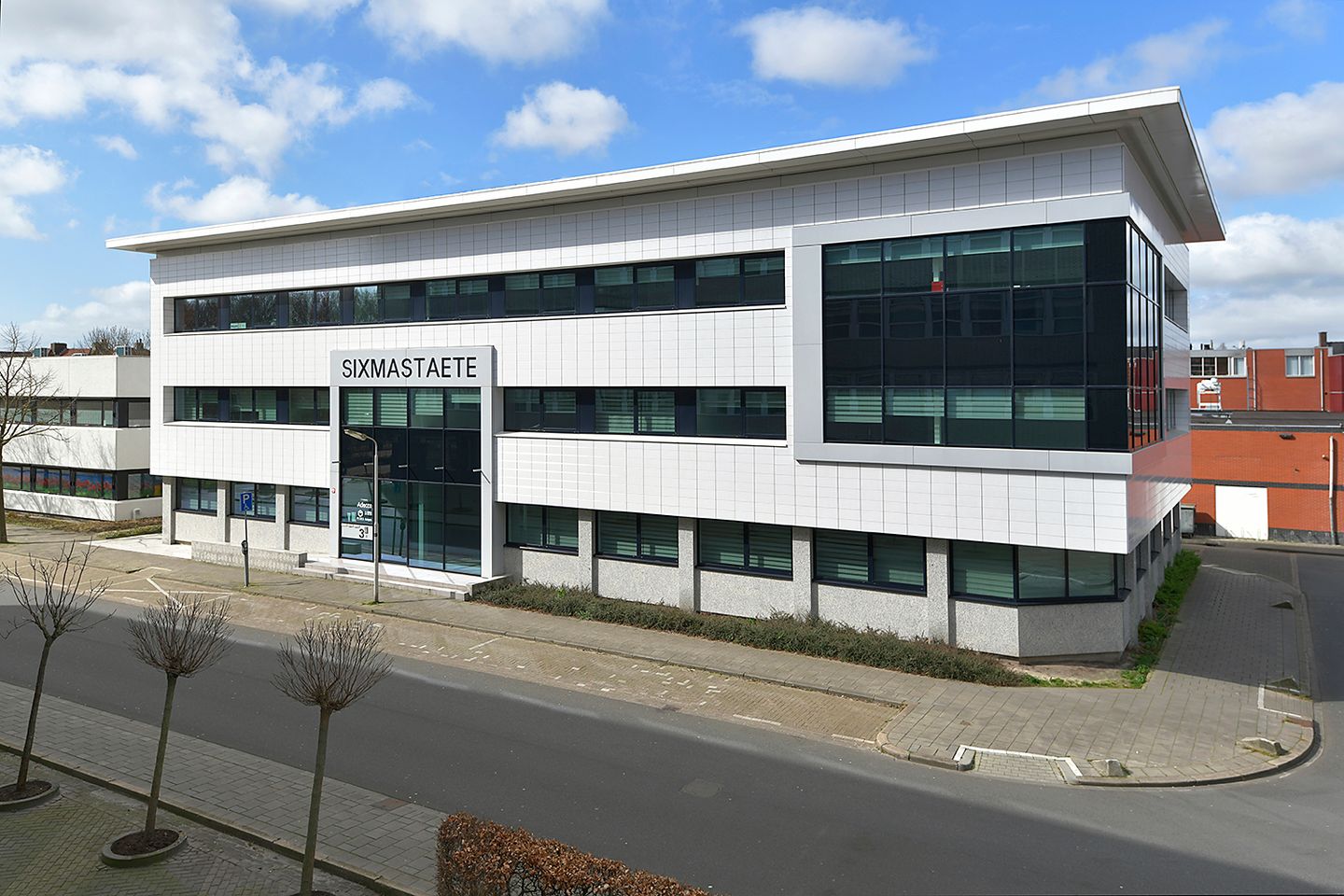 View photo 2 of Sixmastraat 3