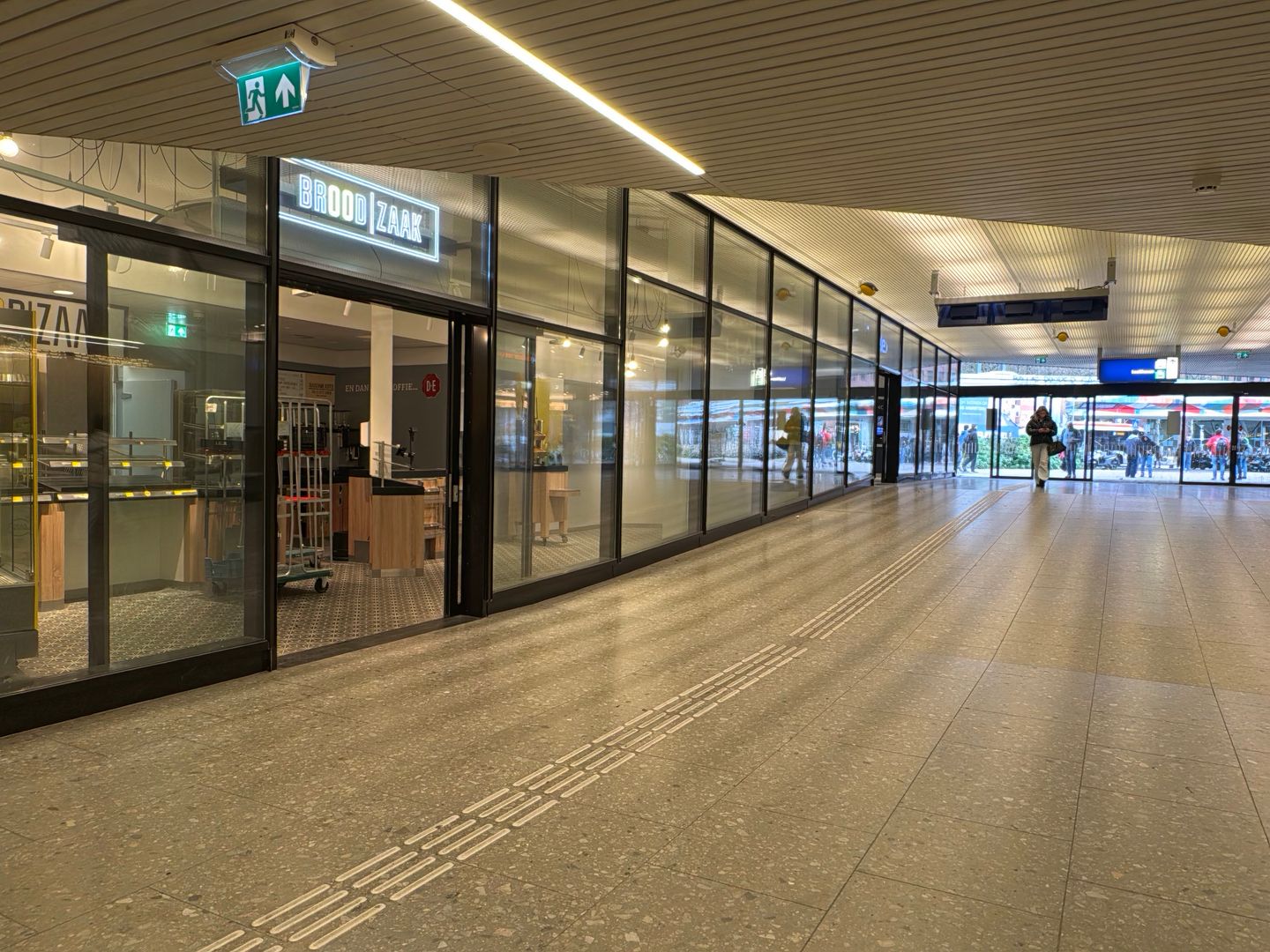 Bekijk foto 3 van Stationsplein 44